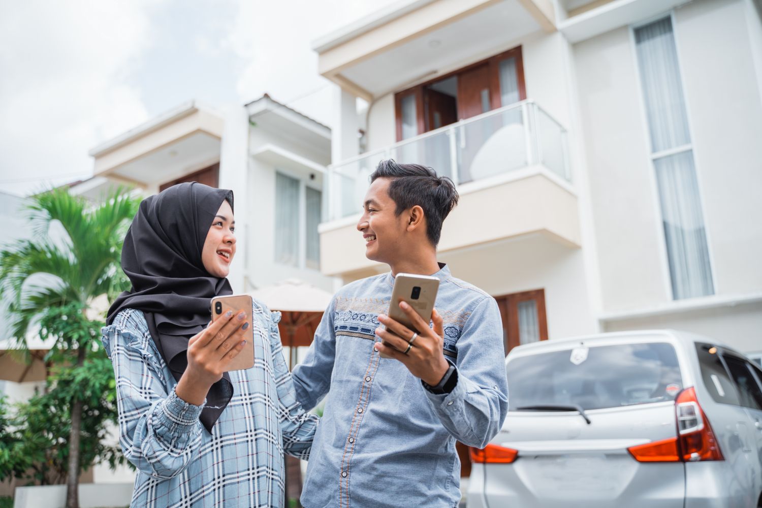 Young couple smiling with cell phones